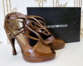 Zapatos de tacón EMPORIO ARMANI Couture de piel marrón con tira al tobillo, talla 37, encontrados en una tienda de segunda mano.