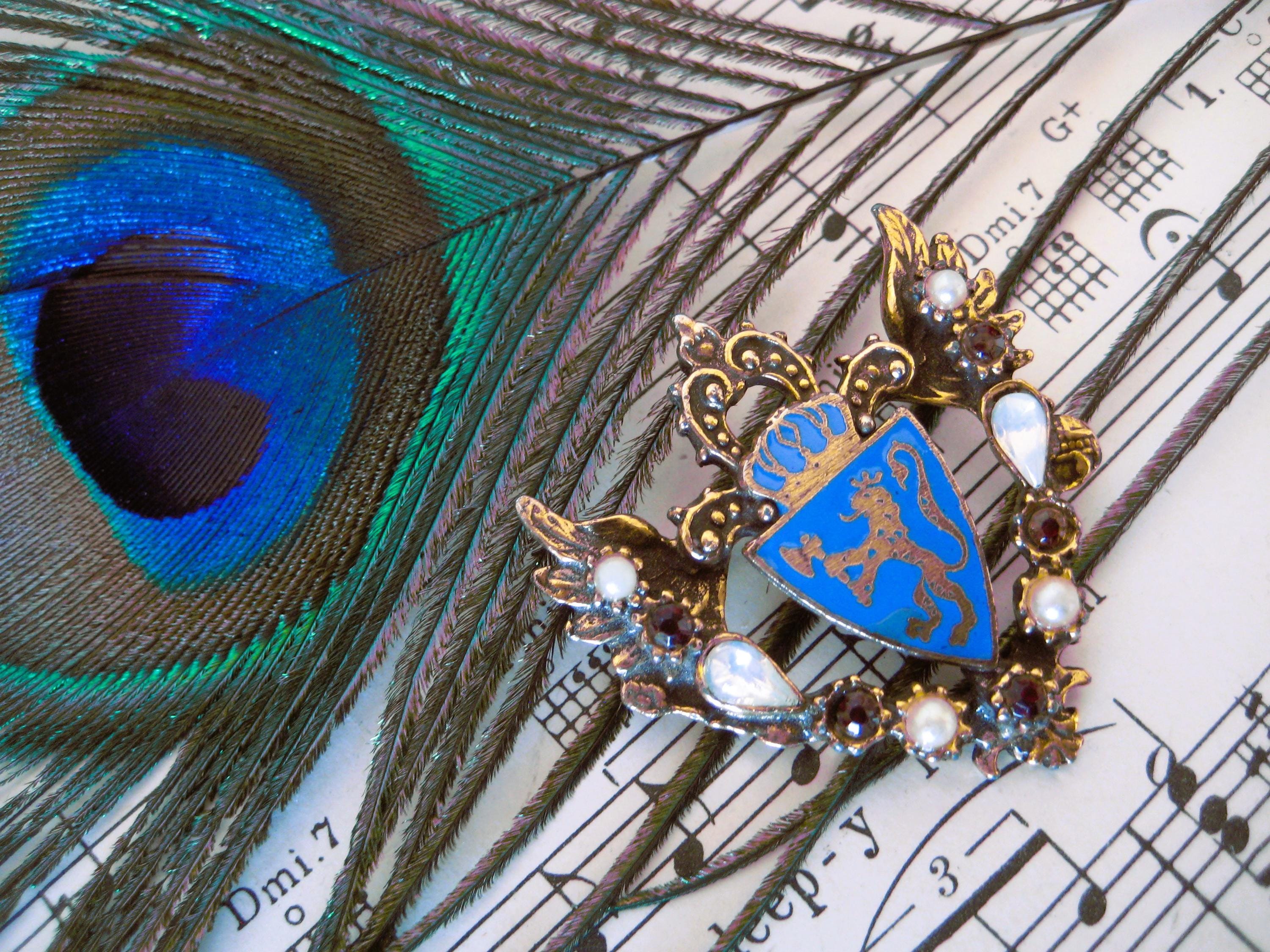Broche Lionne En émail Couleur Or - Écusson émaillé Vintage - Modèle 553