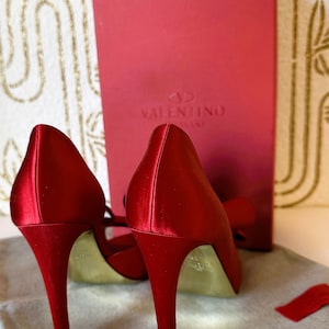 Zapatos de tacón Valentino Garavani de satén rojo con lazo, talla 36.5, encontrados en una tienda de segunda mano. imagen 5