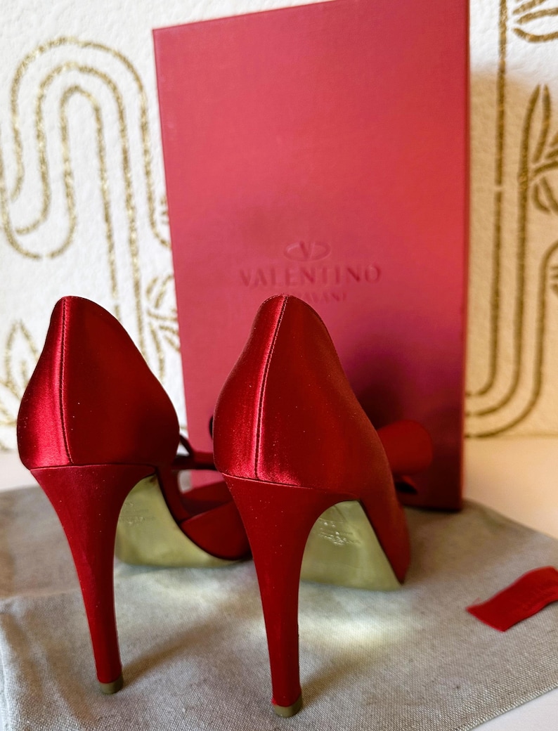 Zapatos de tacón Valentino Garavani de satén rojo con lazo, talla 36.5, encontrados en una tienda de segunda mano. imagen 5