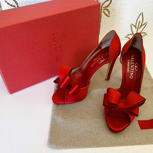 Zapatos de tacón Valentino Garavani de satén rojo con lazo, talla 36.5, encontrados en una tienda de segunda mano. imagen 13