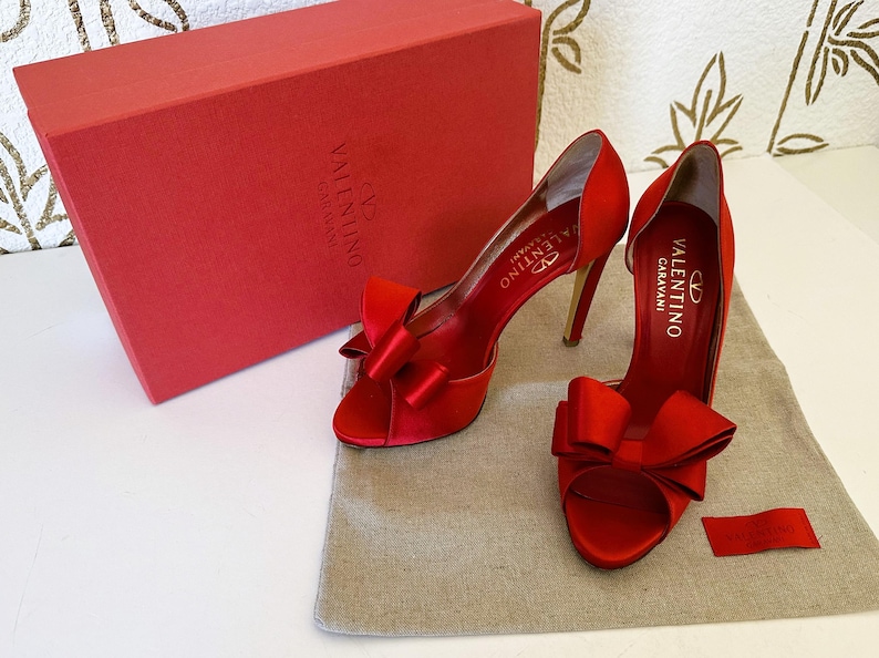 Zapatos de tacón Valentino Garavani de satén rojo con lazo, talla 36.5, encontrados en una tienda de segunda mano. imagen 13