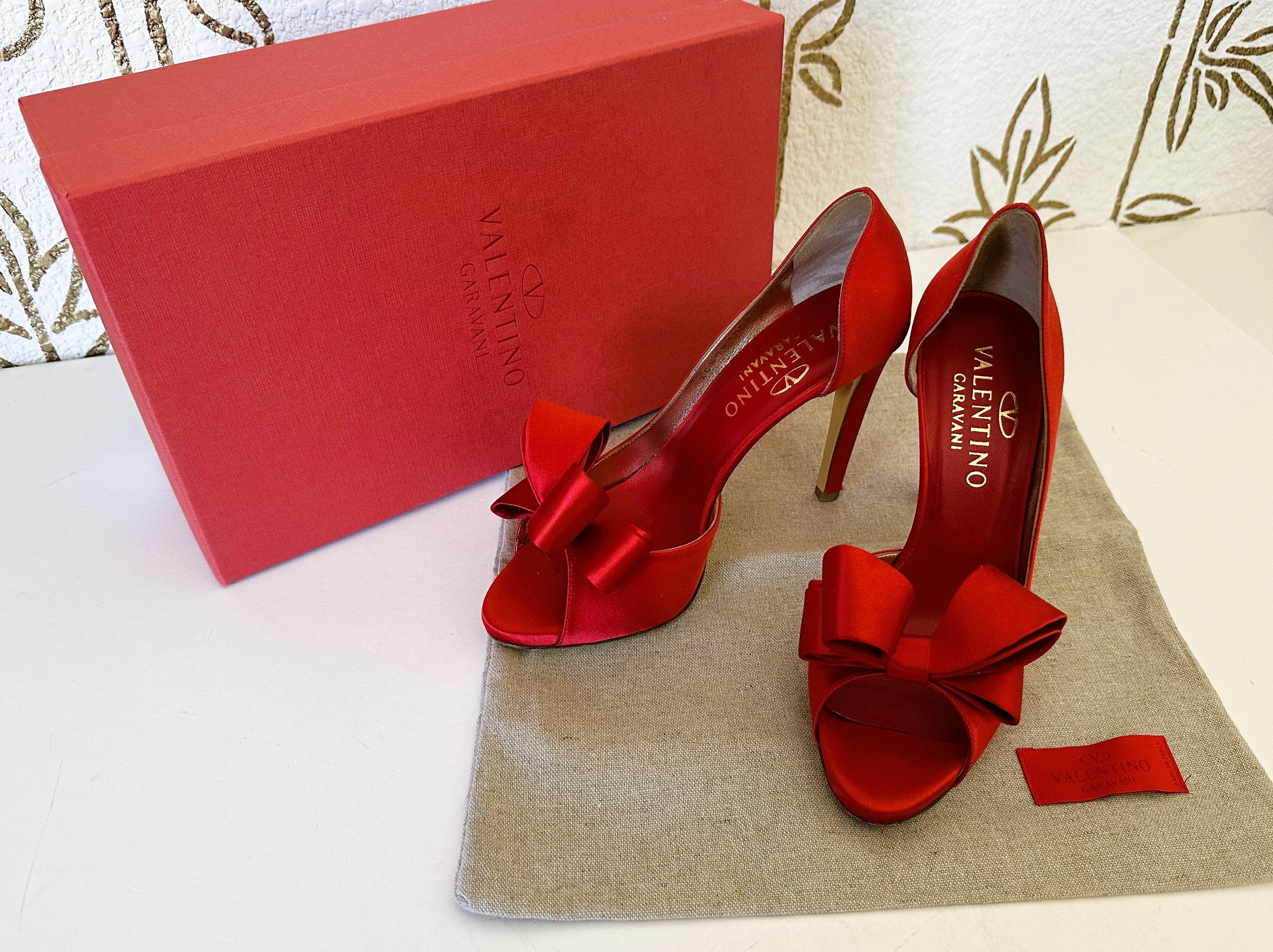 Chaussures Plates Valentino Garavani En Dentelle Rouge - Taille 7.5 Femme, Satin, Neuves Avec Boîte