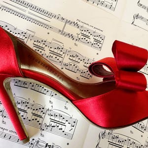 Zapatos de tacón Valentino Garavani de satén rojo con lazo, talla 36.5, encontrados en una tienda de segunda mano. imagen 10
