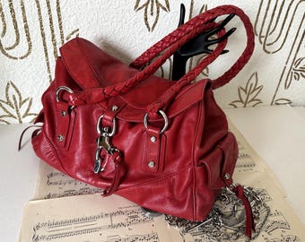 Bolso de mano Francesco Biasia de piel granulada, rojo, asas trenzadas, herrajes plateados, cierre de hebilla.