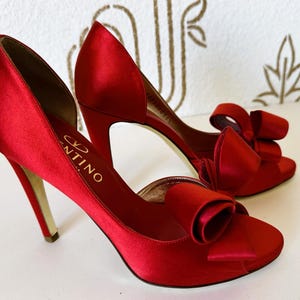 Zapatos de tacón Valentino Garavani de satén rojo con lazo, talla 36.5, encontrados en una tienda de segunda mano. imagen 2