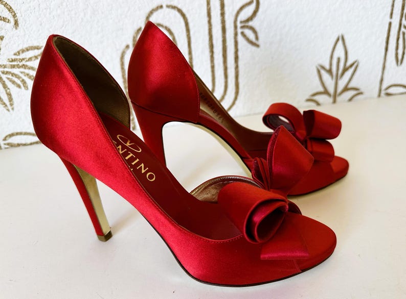 Zapatos de tacón Valentino Garavani de satén rojo con lazo, talla 36.5, encontrados en una tienda de segunda mano. imagen 2