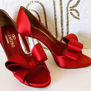 Zapatos de tacón Valentino Garavani de satén rojo con lazo, talla 36.5, encontrados en una tienda de segunda mano. imagen 6