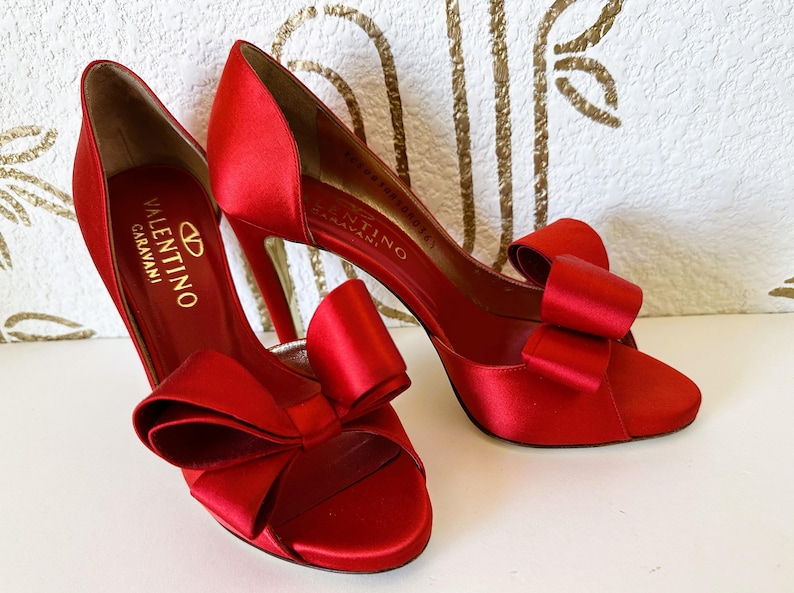 Zapatos de tacón Valentino Garavani de satén rojo con lazo, talla 36.5, encontrados en una tienda de segunda mano. imagen 6