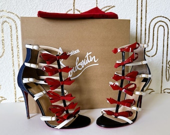 Sandalia con lazo de Christian Louboutin, tacón de tiras en charol rojo, talla 37