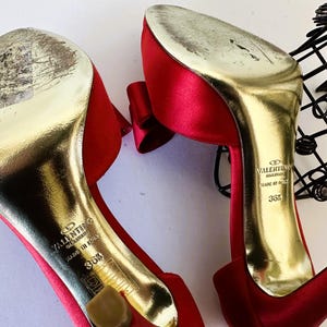 Zapatos de tacón Valentino Garavani de satén rojo con lazo, talla 36.5, encontrados en una tienda de segunda mano. imagen 14