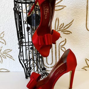 Zapatos de tacón Valentino Garavani de satén rojo con lazo, talla 36.5, encontrados en una tienda de segunda mano. imagen 12