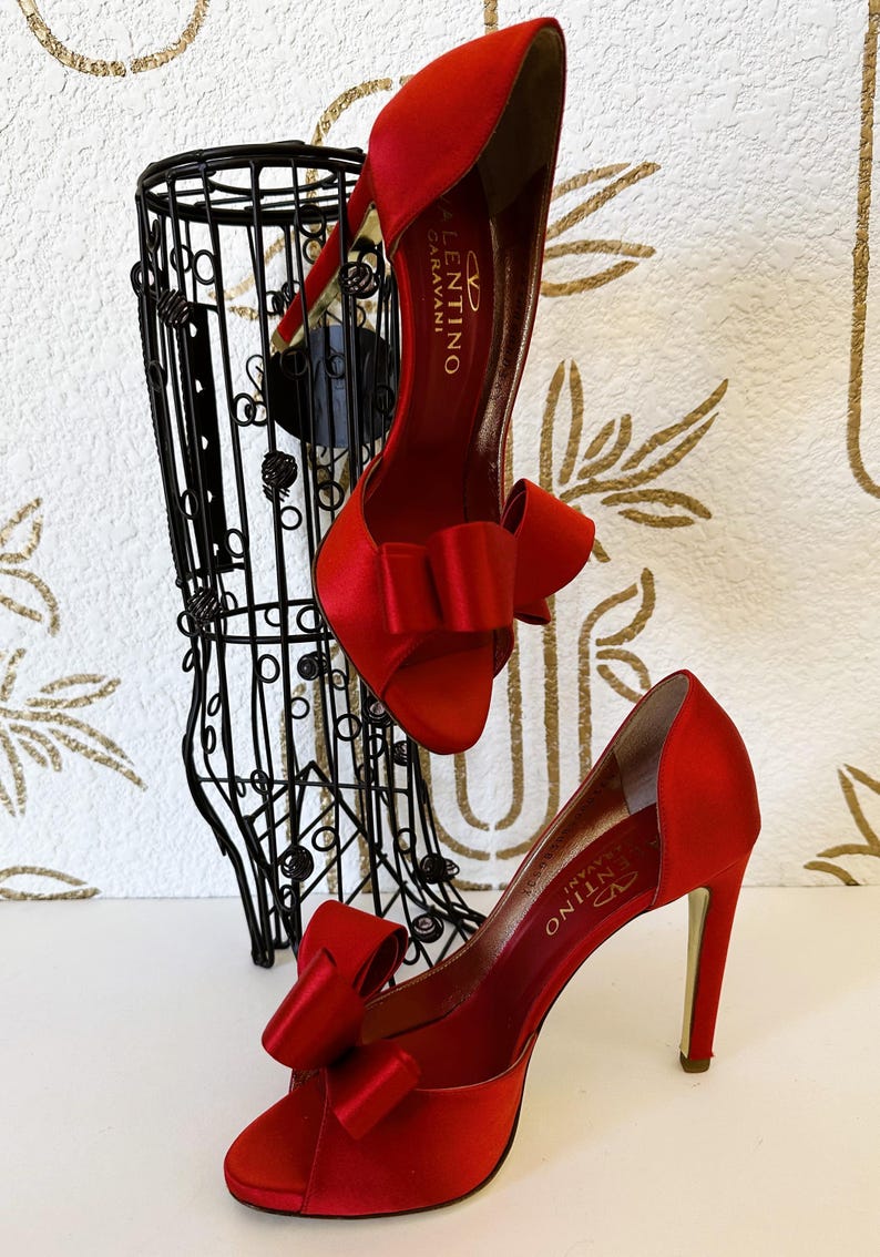 Zapatos de tacón Valentino Garavani de satén rojo con lazo, talla 36.5, encontrados en una tienda de segunda mano. imagen 12