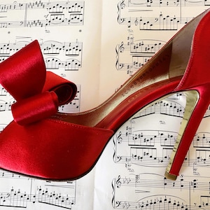 Zapatos de tacón Valentino Garavani de satén rojo con lazo, talla 36.5, encontrados en una tienda de segunda mano. imagen 8