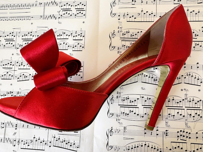 Zapatos de tacón Valentino Garavani de satén rojo con lazo, talla 36.5, encontrados en una tienda de segunda mano. imagen 8