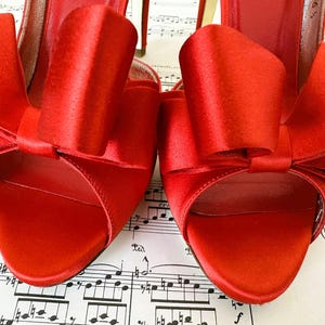 Zapatos de tacón Valentino Garavani de satén rojo con lazo, talla 36.5, encontrados en una tienda de segunda mano. imagen 3