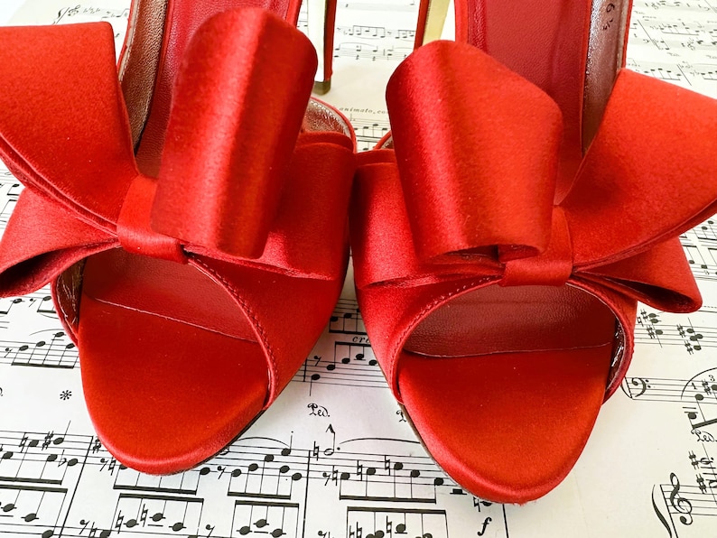 Zapatos de tacón Valentino Garavani de satén rojo con lazo, talla 36.5, encontrados en una tienda de segunda mano. imagen 3