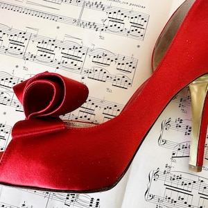 Zapatos de tacón Valentino Garavani de satén rojo con lazo, talla 36.5, encontrados en una tienda de segunda mano. imagen 11