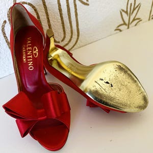 Zapatos de tacón Valentino Garavani de satén rojo con lazo, talla 36.5, encontrados en una tienda de segunda mano. imagen 4