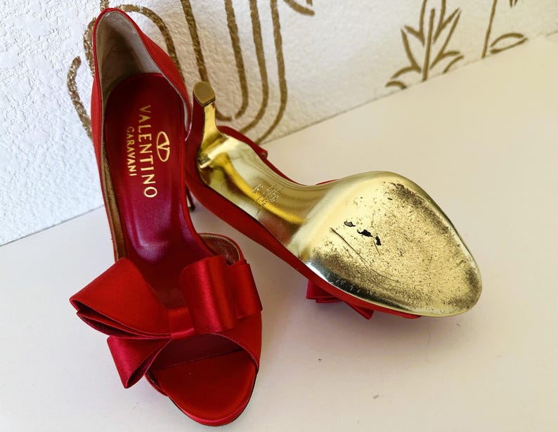 Zapatos de tacón Valentino Garavani de satén rojo con lazo, talla 36.5, encontrados en una tienda de segunda mano. imagen 4