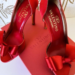 Zapatos de tacón Valentino Garavani de satén rojo con lazo, talla 36.5, encontrados en una tienda de segunda mano. imagen 17