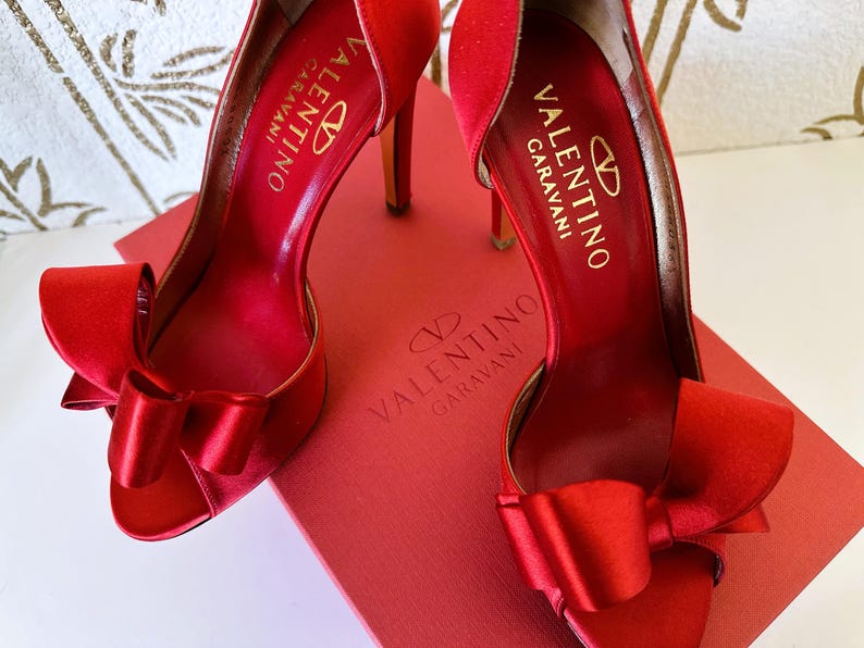 Zapatos de tacón Valentino Garavani de satén rojo con lazo, talla 36.5, encontrados en una tienda de segunda mano. imagen 17
