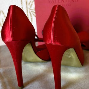 Zapatos de tacón Valentino Garavani de satén rojo con lazo, talla 36.5, encontrados en una tienda de segunda mano. imagen 19