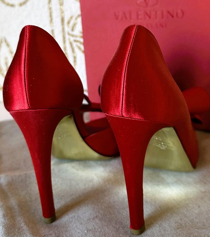 Zapatos de tacón Valentino Garavani de satén rojo con lazo, talla 36.5, encontrados en una tienda de segunda mano. imagen 19