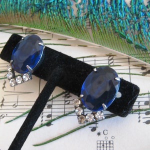 Brincos de pressão vintage, strass facetados brilhantes, azul safira, transparente, metal prateado, meados do século, brilhantes e gloriosos!