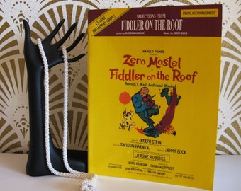 FIDDLER ON the ROOF, Sheet Music Book, Piano Accompaniment, 40 Pages, Twelve Songs, 1964 Tony Award Best Musical, Broadway Musical, Vintage