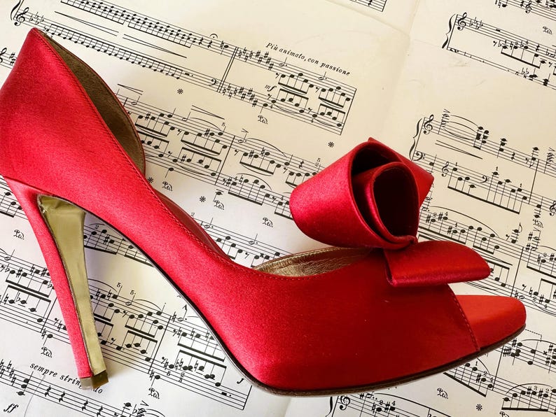 Zapatos de tacón Valentino Garavani de satén rojo con lazo, talla 36.5, encontrados en una tienda de segunda mano. imagen 7