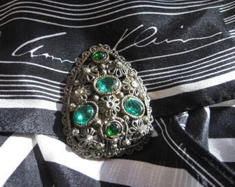 Pinza para vestido, diamantes de imitación esmeralda: flor de filigrana, firmada por NE Glassworks, vintage.