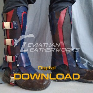 Könnte beinhalten: Ein Paar braune Lederstiefel mit blauen und roten Ledereinsätzen. Die Stiefel haben mehrere Schnallen und Riemen. Die Stiefel sind mit "Digitaler Download" beschriftet.