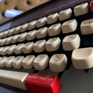 Beautiful working Brother Deluxe 1350 typewriter with AutomaticRepeat, made in Nagoya Japan, QWERTY