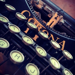 Beautiful working Corona four typewriter with original case  | antique home decor | office decor | antique typewriter