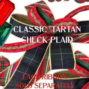 Könnte beinhalten: Ein dekoratives Band mit klassischem Schottenkaro-Muster in Dunkelgrün, Marineblau und Rot mit Goldrand. Das Band ist zu einer Schleife mit ausgefransten roten Kanten gebunden. Der Text lautet CLASSIC TARTAN CHECK-PLAID und EACH RIBBON SOLD SEPARATELY.