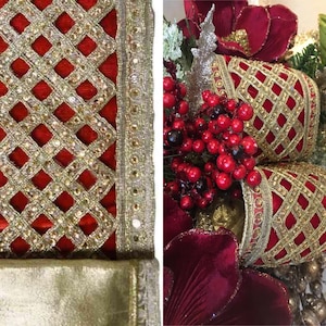 Op de afbeelding: Rood en goud decoratief lint met een ruitpatroon. Het lint is afgewerkt met gouden en zilveren accenten. De afbeelding toont ook een feestelijk arrangement met rode bessen, bloemen en decoratieve elementen voor feestdagen.