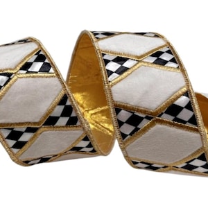 Puede incluir: Una cinta decorativa con alambre que presenta un patrón repetitivo de diamantes de terciopelo blanco y diamantes a cuadros en blanco y negro. Los bordes están ribeteados con hilo dorado metálico y el interior tiene un acabado dorado metálico.
