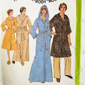 Peut inclure: Patron Simplicity vintage 8275 pour robes. L'emballage présente des illustrations de robes jaunes, beiges, bleues et marron à motifs. Le texte sur l'emballage indique "THE EVERY-BODY ROBES" et "CHEST OR BUST 89-91cm".