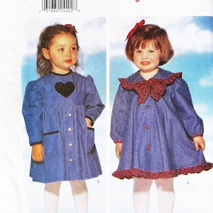 Peut inclure: Un patron de couture pour une robe de fille, tailles 1-2-3. Le patron s'appelle "Bryan" et est de Butterick. Le patron montre deux styles de robes différents, l'un avec un col à volants et l'autre avec un col uni. Le patron est imprimé sur du papier blanc avec un fond bleu et blanc.