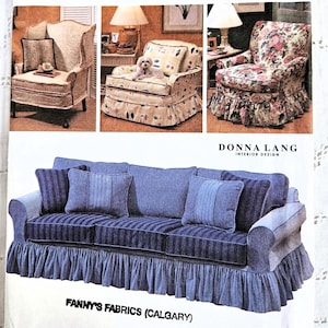 Peut inclure: Patron Simplicity Home Decorating avec des images de meubles rembourrés. La couverture montre un canapé avec des coussins rayés bleus et une jupe à volants, et trois chaises différentes. Le patron est de Fanny's Fabrics, Calgary.