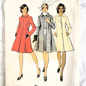 Peut inclure: Une pochette de patron de couture vintage Simplicity, numéro 5928, taille 12 pour un tour de poitrine de 86 cm. La couverture présente des illustrations de trois manteaux en rouge, à carreaux noir et blanc, et crème, avec le texte Look Slimmer pattern.