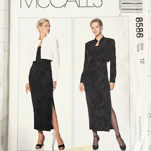 Peut inclure: Patron de couture McCall's numéro 8586 pour une robe taille 12 petite avec une jupe longue et une veste courte. La robe a une fente sur le côté et la veste a un col mandarin. Le patron est pour une robe et une veste.