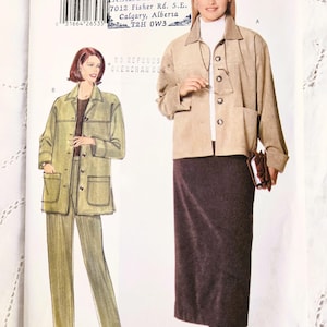 Peut inclure: Un patron de couture pour une veste et une jupe. Le patron est de Butterick et porte le numéro 5269. Le patron est pour les tailles 8-10-12. Le patron est pour une veste et une jupe. La veste est de couleur marron et la jupe est de couleur marron foncé.