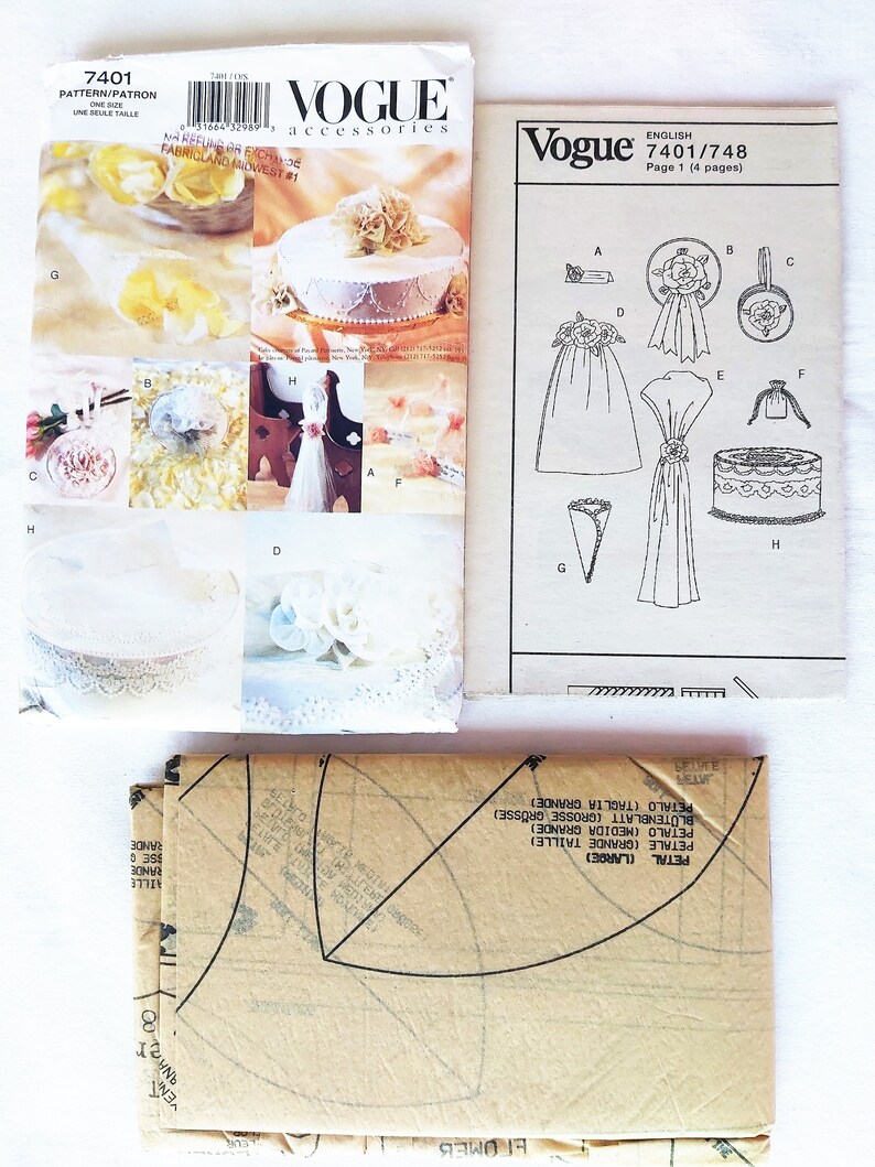 Puede incluir: Un patr&oacute;n de costura vintage de Vogue Accessories para hacer accesorios de boda. El patr&oacute;n incluye instrucciones para hacer un adorno para pastel, un ramo, una cesta para la ni&ntilde;a de las flores, un coj&iacute;n para anillos y una bolsa de regalo. El patr&oacute;n es para la talla uno y est&aacute; en ingl&eacute;s. El patr&oacute;n est&aacute; sobre un fondo blanco con texto negro e ilustraciones.