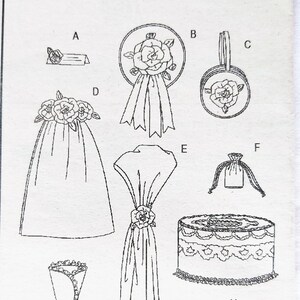 Puede incluir: Un dibujo en blanco y negro de un patr&oacute;n de costura de boda con ocho dise&ntilde;os diferentes para una ceremonia de boda. Los dise&ntilde;os incluyen un velo de novia, un ramo, un adorno para la torta, una almohada para los anillos, una cesta para la ni&ntilde;a de las flores, una corsage, una boutonni&egrave;re y una bolsa de regalo.