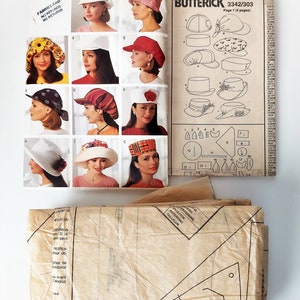 Puede incluir: Un patr&oacute;n de costura vintage para un sombrero, que presenta una variedad de estilos. El patr&oacute;n es de Butterick y est&aacute; etiquetado como 3342/303. El patr&oacute;n incluye instrucciones y diagramas para hacer diferentes tipos de sombreros, incluyendo un sombrero cloche, un sombrero de sol y una boina.