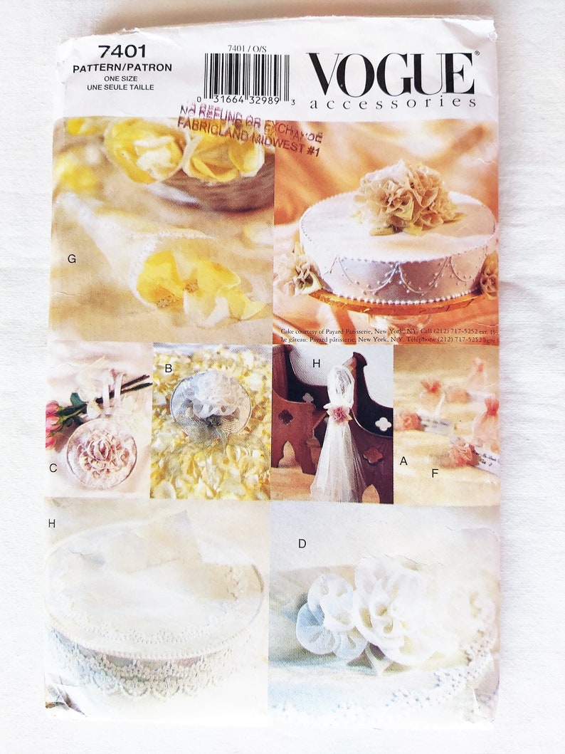 Puede incluir: Un patr&oacute;n para hacer accesorios de boda. El patr&oacute;n incluye instrucciones para hacer un adorno para la torta, una almohada para el portador de anillos, una cesta para la ni&ntilde;a de las flores, un ramo y una caja de regalo. El patr&oacute;n es de Vogue Accessories y es de talla &uacute;nica.