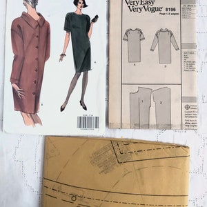 K&ouml;nnte beinhalten: Ein N&auml;hmusterumschlag f&uuml;r ein Kleid. Das Muster ist f&uuml;r die Gr&ouml;&szlig;en 14-16-18. Der Umschlag zeigt eine Strichzeichnung einer Frau, die ein Kleid tr&auml;gt. Das Muster hei&szlig;t "Very Easy Very Vogue" und die Musternummer ist 8196.