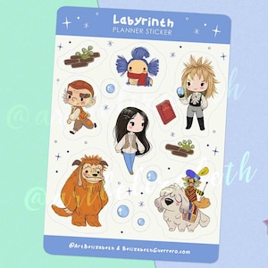 Pode incluir: Uma folha de adesivos para planejadores com personagens do filme Labyrinth. Os adesivos estão em um fundo branco com uma borda azul. Os personagens incluem Jareth, Sarah, Ludo, o Rei Goblin e a minhoca. O texto "Labyrinth Planner Sticker" está no topo da folha.